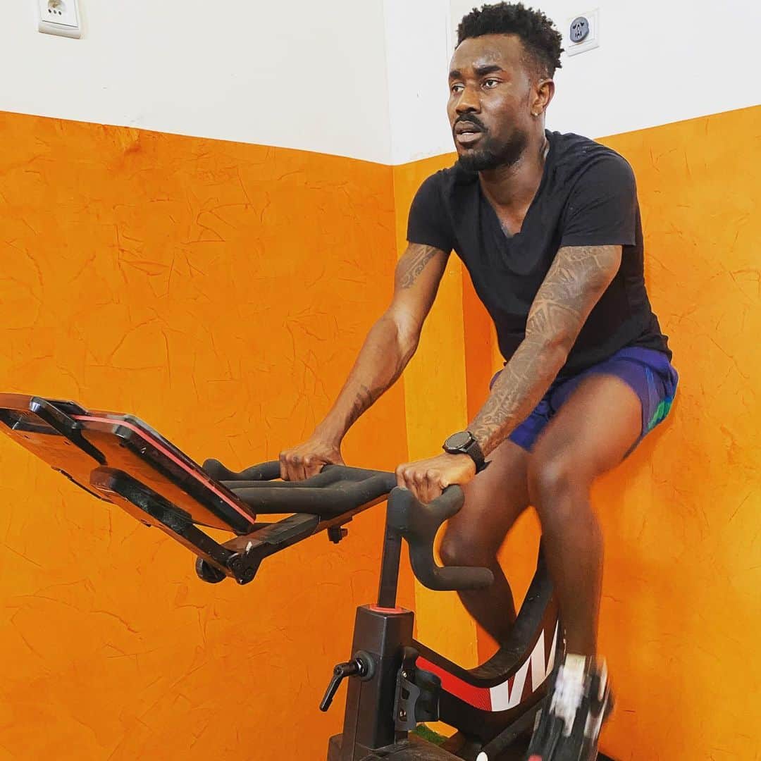 パペ・スアレのインスタグラム：「🤞🏿🤞🏿」