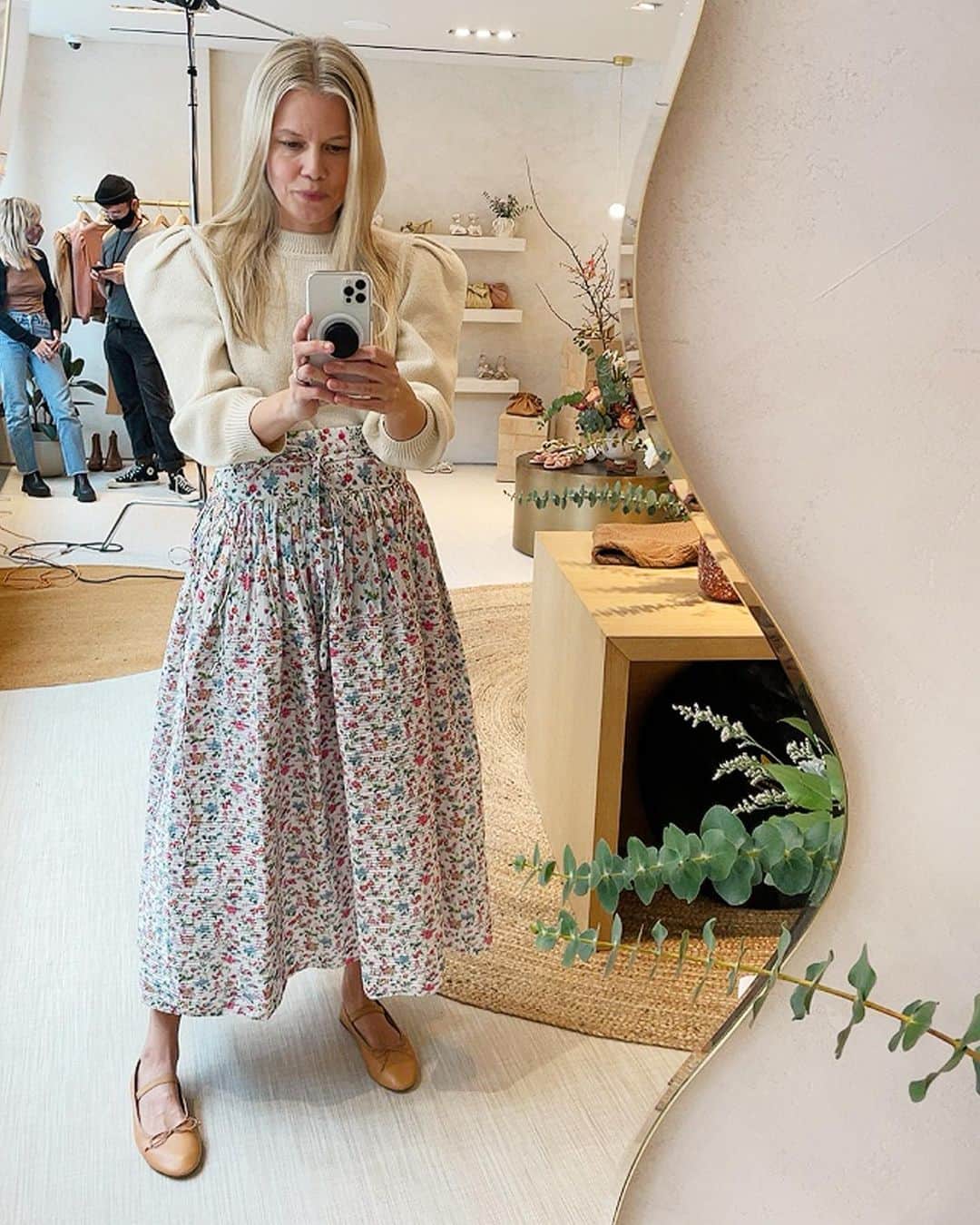 レフラーランドールのインスタグラム：「We can’t wait for you to come visit our shop!」