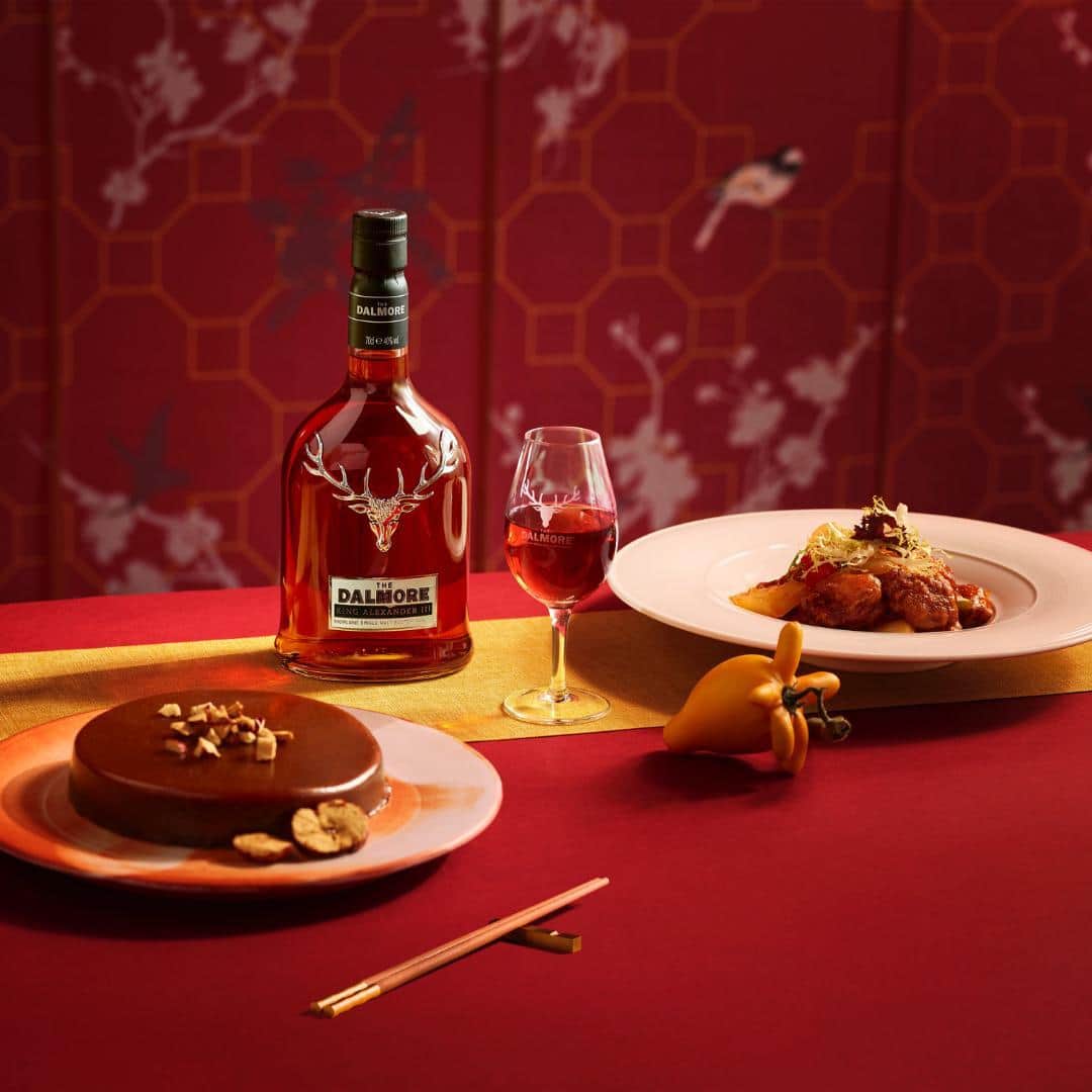 The Dalmoreさんのインスタグラム写真 - (The DalmoreInstagram)「Make dinners exceptional with the perfect pairing. The Dalmore King Alexander III is a one of a kind whisky with rich and enticing flavours.  #dalmore #dalmorewhisky」2月26日 1時00分 - thedalmore