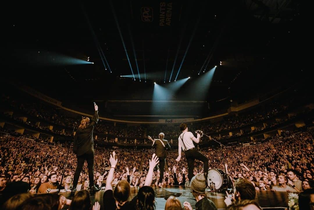 The Lumineersさんのインスタグラム写真 - (The LumineersInstagram)「#OnThisDay 1 year ago we played at @ppgpaintsarena in Pittsburgh! We miss you ❤️」2月26日 1時00分 - thelumineers