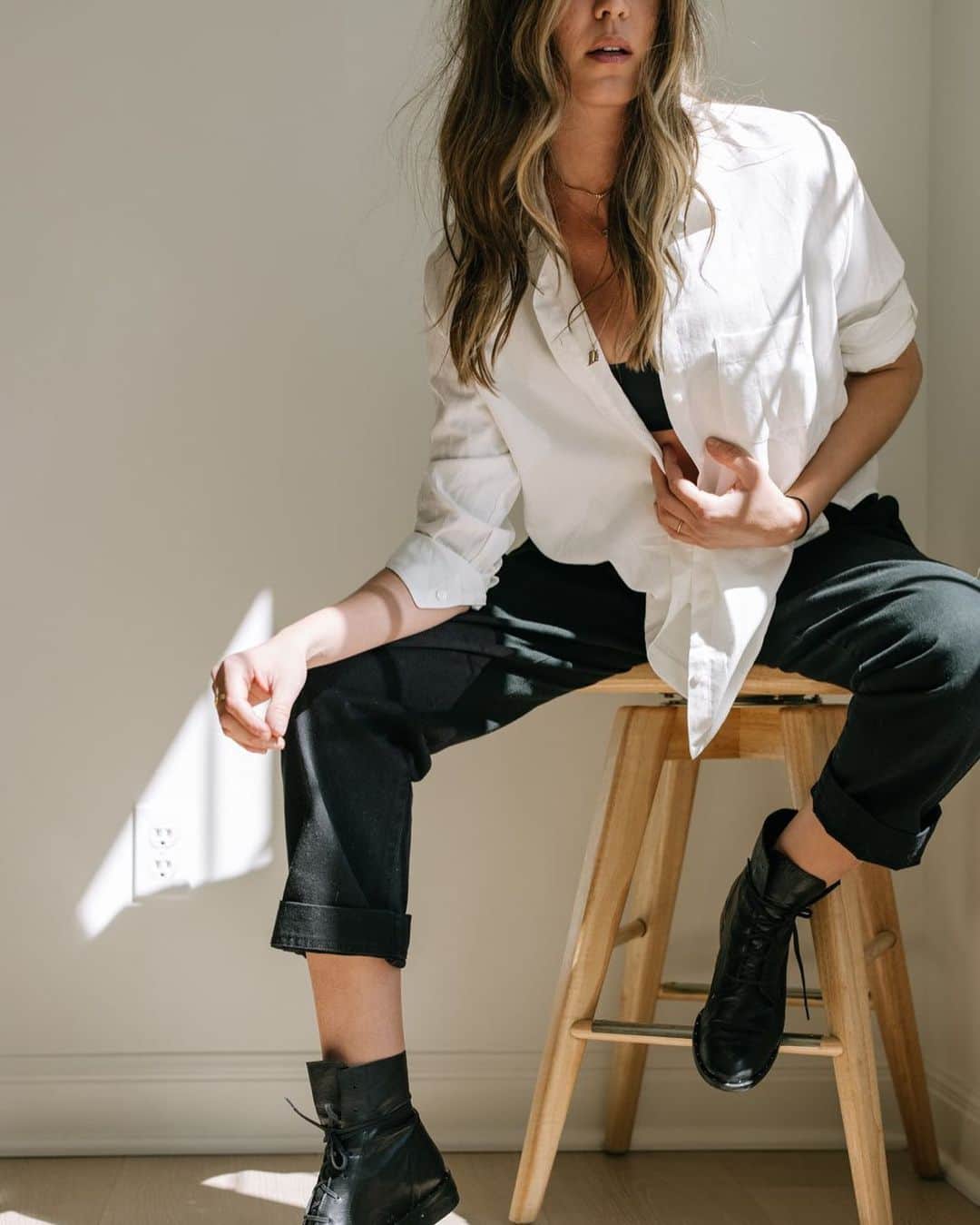 オデット・アナブルのインスタグラム：「I love @fredasalvador and I love YOU. All of their boots are 25% off right now and they rarely ever have sales like this soooo... just doing you a solid and letting you know ;) I’m wearing the Alanis combat boot FYI. ⚡️🖤」