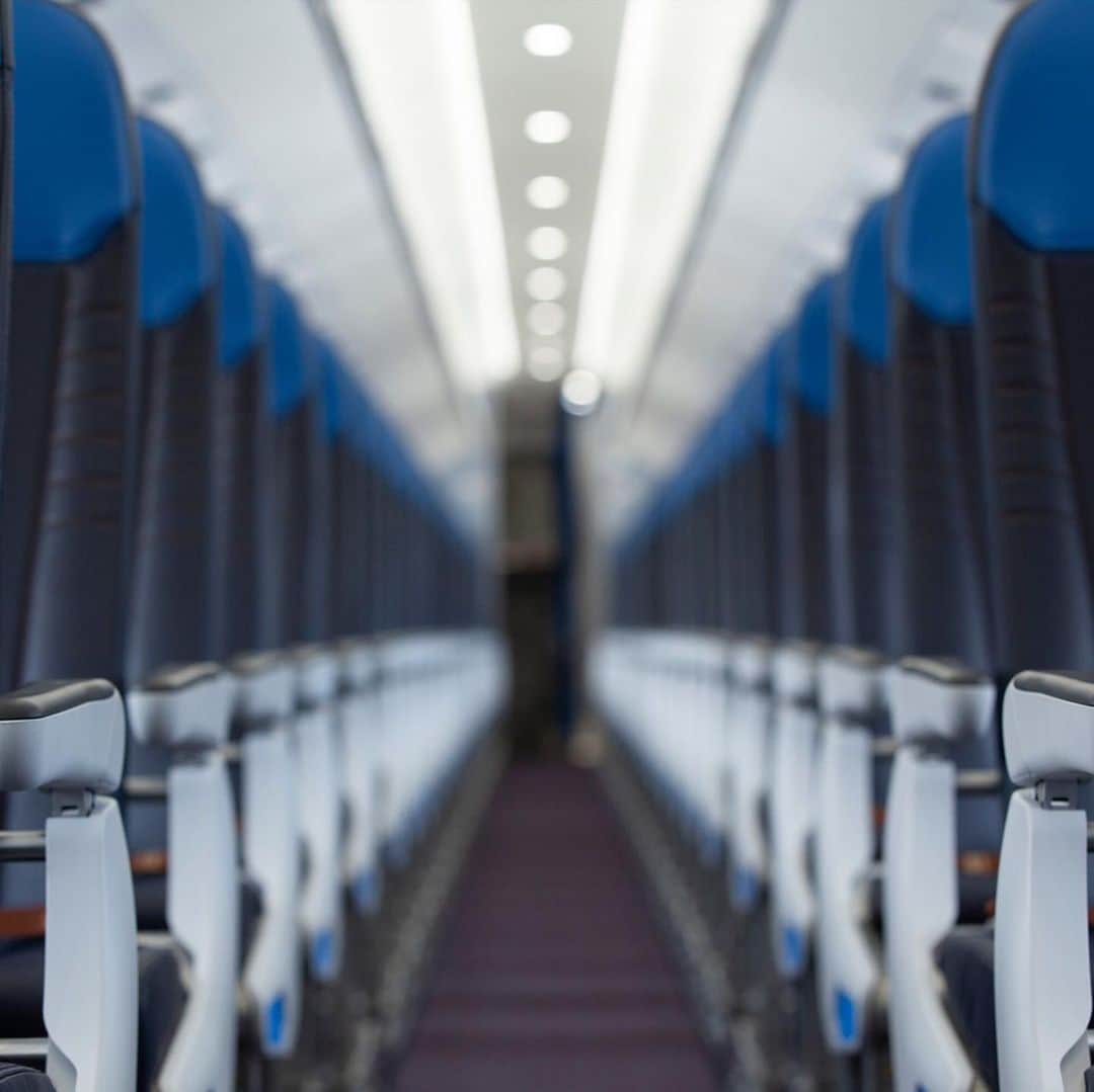 KLMオランダ航空さんのインスタグラム写真 - (KLMオランダ航空Instagram)「Our first brand new Embraer 195-E2... it’s coming! 👀 Check out our stories to get acquainted. #KLM #Embraer #New #195E2 @embraer」2月26日 1時05分 - klm