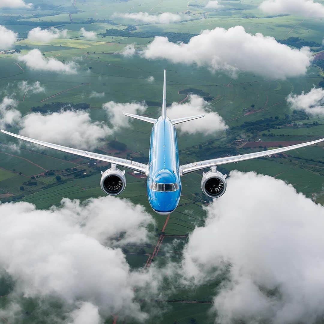 KLMオランダ航空さんのインスタグラム写真 - (KLMオランダ航空Instagram)「Our first brand new Embraer 195-E2... it’s coming! 👀 Check out our stories to get acquainted. #KLM #Embraer #New #195E2 @embraer」2月26日 1時05分 - klm