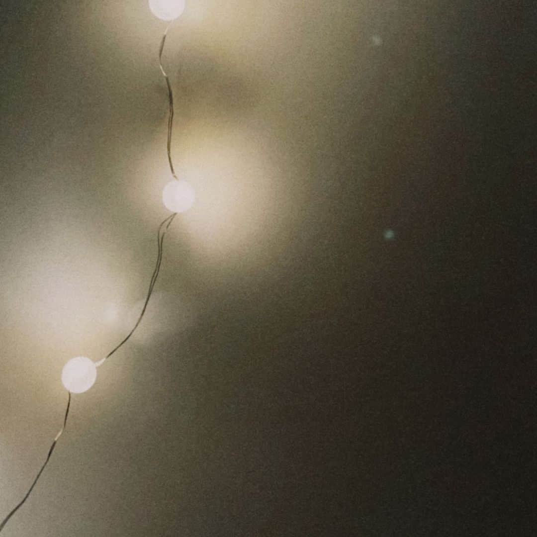 YUKINOのインスタグラム：「😚  #インテリア #ライト #bedroom #interiordesign」