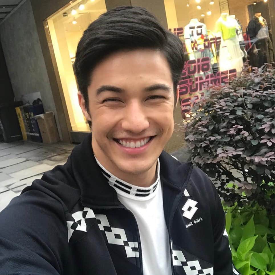 アルトゥール・オヤカワ・マリアノのインスタグラム：「#tbt do job de modelinho em HongKong 🌚🙂🥰 • • • #NonôModelo #HongKong」