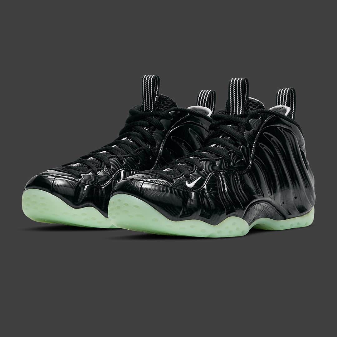 HYPEBEASTさんのインスタグラム写真 - (HYPEBEASTInstagram)「@hypebeastkicks: @nike is adding an Air Foamposite One to this year's "All-Star" collection. The shoe is equipped with a beetle-inspired glossy black upper and a glowing green midsole accompanied by a mini Swoosh towards the toe as well as a kaleidoscopic graphic along the heel showcasing an All-Star Game logo. Look for these to arrive on March 7 for $230 USD. ⁠⁠ Photo: Nike」2月26日 1時19分 - hypebeast