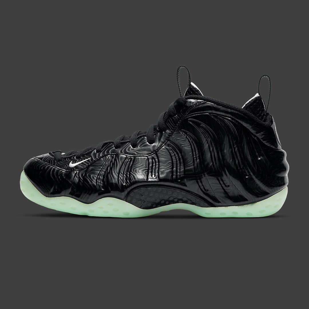 のインスタグラム：「@hypebeastkicks: @nike is adding an Air Foamposite One to this year's "All-Star" collection. The shoe is equipped with a beetle-inspired glossy black upper and a glowing green midsole accompanied by a mini Swoosh towards the toe as well as a kaleidoscopic graphic along the heel showcasing an All-Star Game logo. Look for these to arrive on March 7 for $230 USD. ⁠⁠ Photo: Nike」