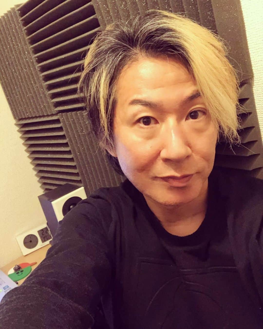 のインスタグラム：「おかげさまで49歳を迎えました😅  久しぶり過ぎてすみませぬ🙇‍♂️  元気に太ってきたので痩せなきゃ💦  来月には戦国時代ーThe age of civil warsーからなんらかの発表があるだろうからお楽しみに。  まだ祝ってもらえることに感謝😭  thank you my friends😭」