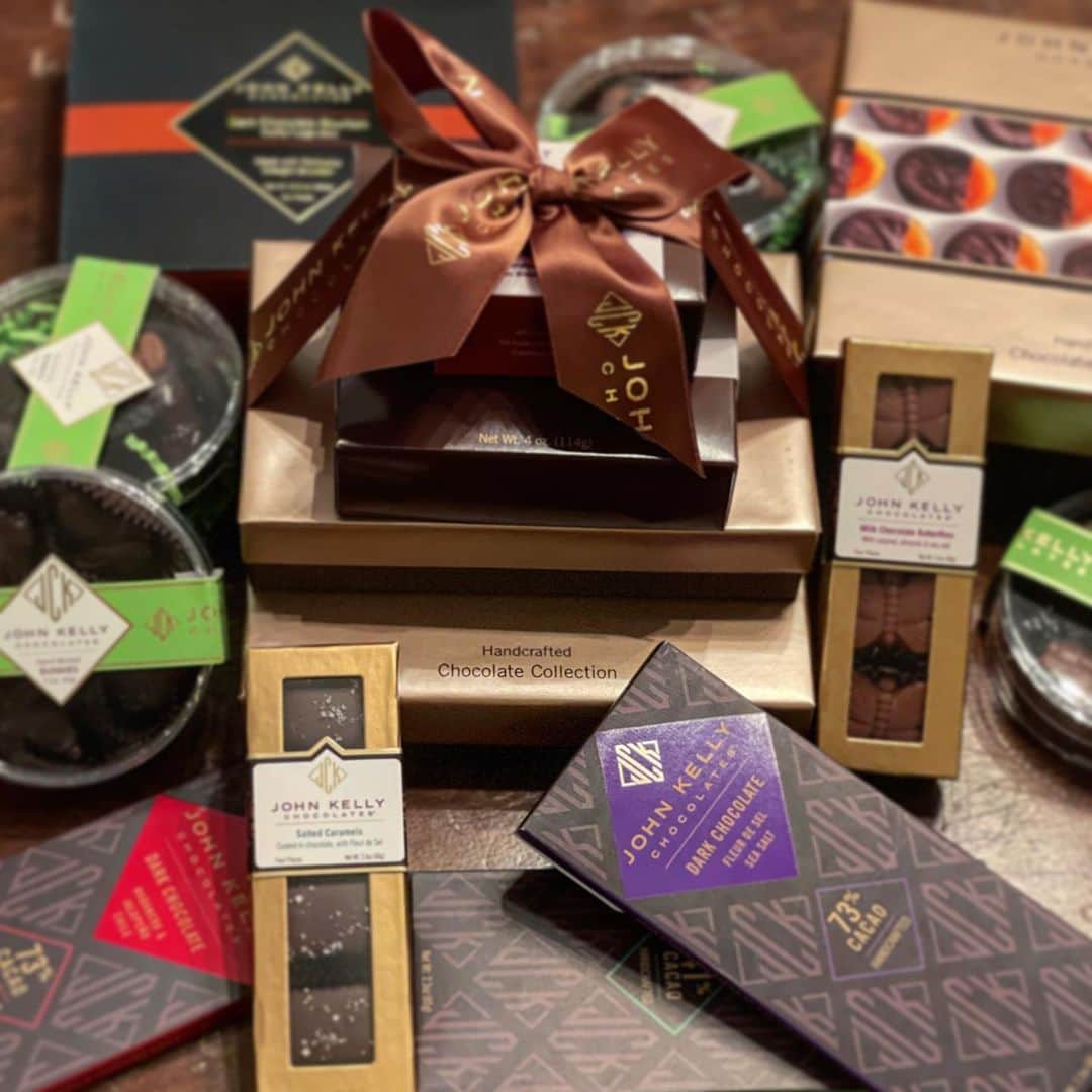 ニール・パトリック・ハリスのインスタグラム：「Food Post (w/ a purpose)! Follow @johnkellychocolates and @wckitchen, both of whom make and do great things.   For everyone who follows both, John Kelly will make a donation up to $10,000. How sweet is that? Yeah, I did. And let’s be honest, who doesn’t want more pictures of chocolate in their feed? And don’t even get me STARTED on the World Central Kitchen and all the spectacular work that @chefjoseandres are doing for millions of people...  So that’s it - a few fun follows for free filanthropic finances. Fantastic.  👍🏼👍🏼👍🏼🍫🌎🍫👍🏼👍🏼👍🏼」