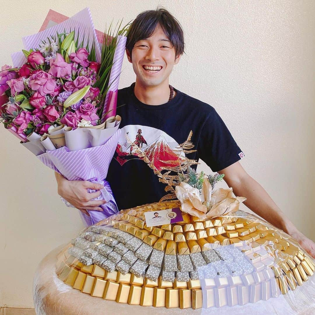 中島翔哉さんのインスタグラム写真 - (中島翔哉Instagram)「To all my fans and supporters and everyone who is involved with Al Ain, thank you for your support always. I deeply appreciate the kindness from the people in Al Ain.  It was very unfortunate to have got this injury. I really looked forward to playing with my team this season.  I don’t think it’s anyone's fault that I got injured. I believe everything happens for a reason and through this experience, I got the chance to be grateful for what I have. For now, I will focus on my recovery, and get ready to put on  Al Ain's uniform and play soccer with my team mates again.  I wish from the bottom of my heart this season will be a great one for Al Ain.  Once again, thank you so much for your support always.  アルアインに関わる全ての方々の応援と励ましにとても感謝しています！ また、松葉杖をついてる僕に対しての アルアインの街の人たちの優しさも肌で感じて、 とても感謝しています。 もっとこのチームでプレーを楽しみたいと思っていたので、今回の怪我は残念ではありますが、 たくさんの人たちの温かさを改めて身をもって 感じることができました。  今回の怪我に関しては僕自身は決して誰かの責任だとは思っていないです。 この経験を通してまた楽しく人生を歩んでいくために僕に必要なことだと思うので、 まずは自分自身が最善だと感じる治療をして、 またアルアインのユニフォームを着てプレーすることを楽しみにしています！  また、今シーズンがアルアインにとってより良いシーズンになることを願っていますし、 アルアインに関わる全ての方々に感謝しています。  ‎شُكْرًا  中島翔哉  #mizunofootball #alain」2月26日 1時15分 - shoya_nakajima_22