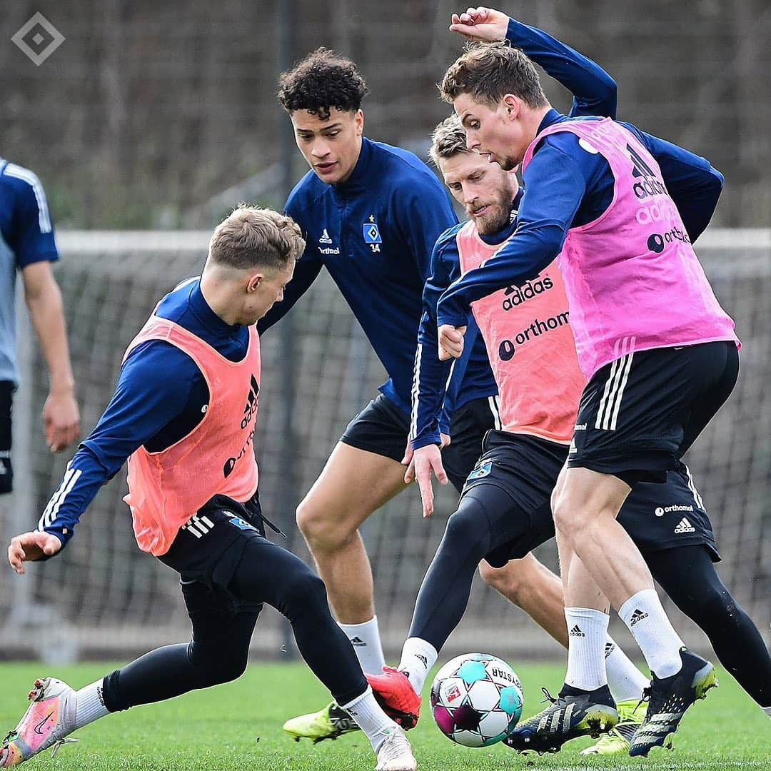 ハンブルガーSVさんのインスタグラム写真 - (ハンブルガーSVInstagram)「@klaus_gjasula8 schuftet weiter für sein Comeback ⏩ das Trainerteam gibt die Richtung vor ⏩ und unsere Jungs arbeiten akribisch auf den nächsten Spieltag hin 💪🏽💪🏼💪🏾 #nurderHSV #Training 📸 @witters_sportfotografie」2月26日 1時15分 - hsv