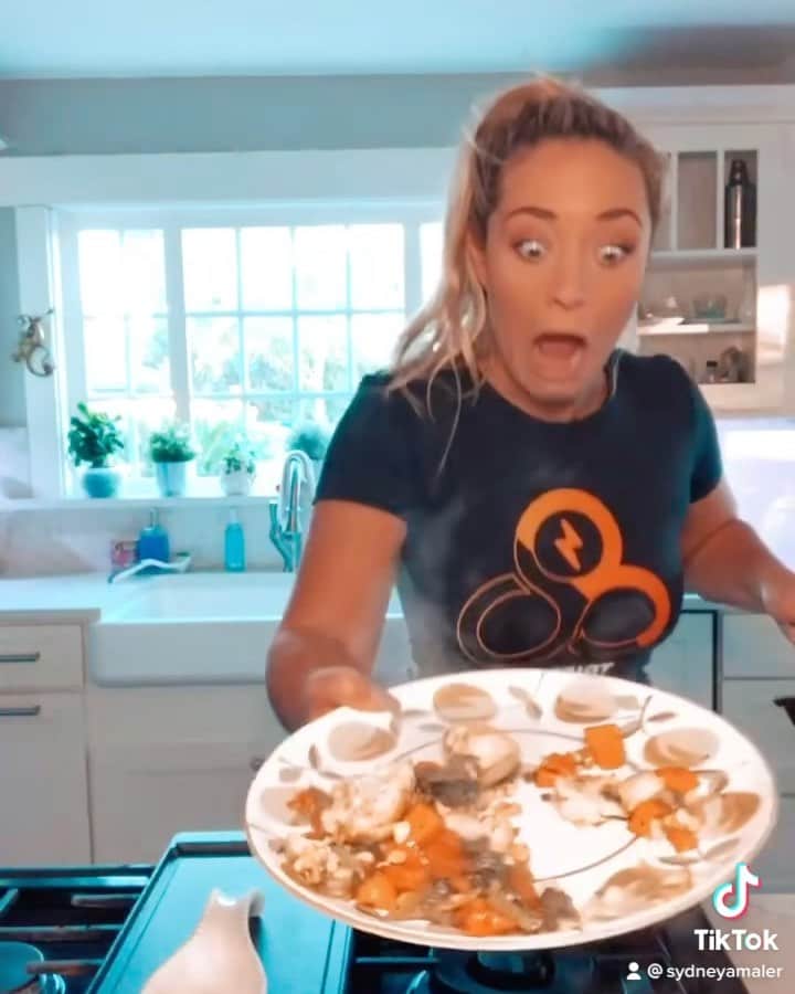 Sydney A Malerのインスタグラム：「Hahaha 😂😂😂😂😂😂 @trifecta」