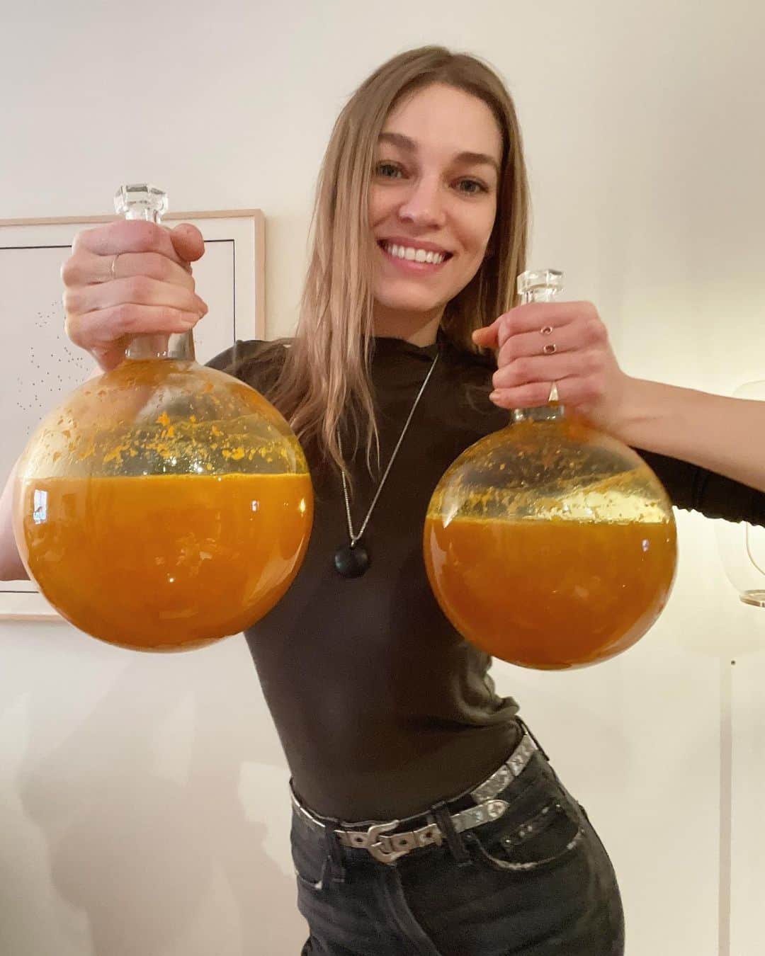 サマンサ・グラドヴィルのインスタグラム：「One of the things I love most in this world is Mother Nature 💚🌿 Creating herbal medicine gives me an outlet to express that love in healing form, and I’m so happy to begin sharing my process with you! Please support and follow @blackearthextracts to learn more about my journey as an herbal medicine maker and follow along with my new projects! It brings me so much joy to help others heal themselves and I’m so excited to bring that to this space 🤗✨ #herbalist #plantsaremedicine #herbalmedicinemaking #turmeric #herbalmedicine #herbalistsofinstagram」