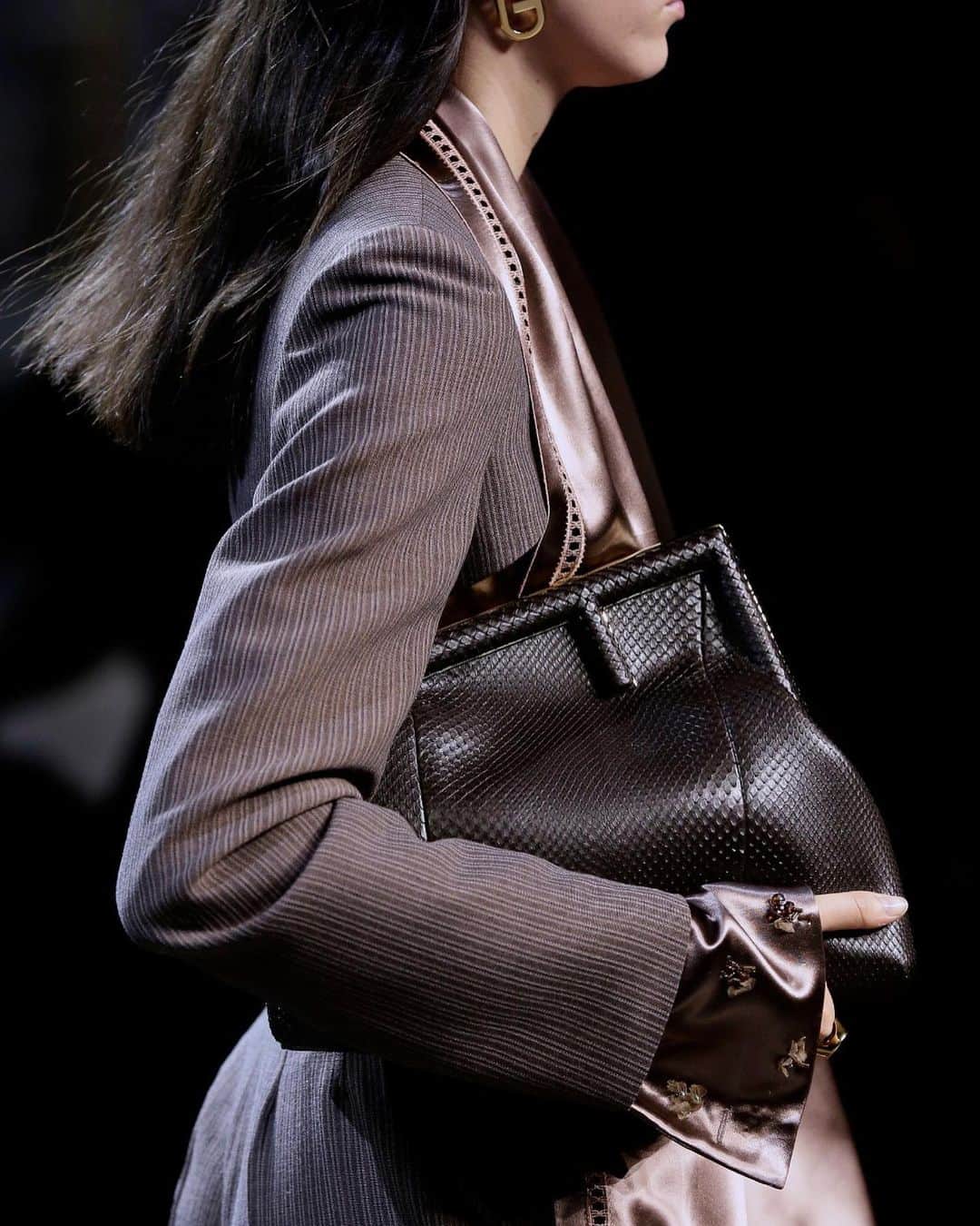 Fendiのインスタグラム：「Rich tactile contrasts are explored in  monochrome looks for maximum visual impact, from soft marble tones to total black. Visit fendi.com for more #FendiFW21 runway inspiration.  Artistic Director of Couture and Womenswear Collections: @MrKimJones Artistic Director of Accessories and Menswear Collections: @SilviaVenturiniFendi Jewellery Creative Director: @delfinadelettrez  Design and show production: @bureaubetak Antiques: @galerie.chenel  Styling: @themelanieward Hair: @guidopalau Makeup: @peterphilipsmakeup Nails: @beautick_official Casting: @shelleydurkancasting」