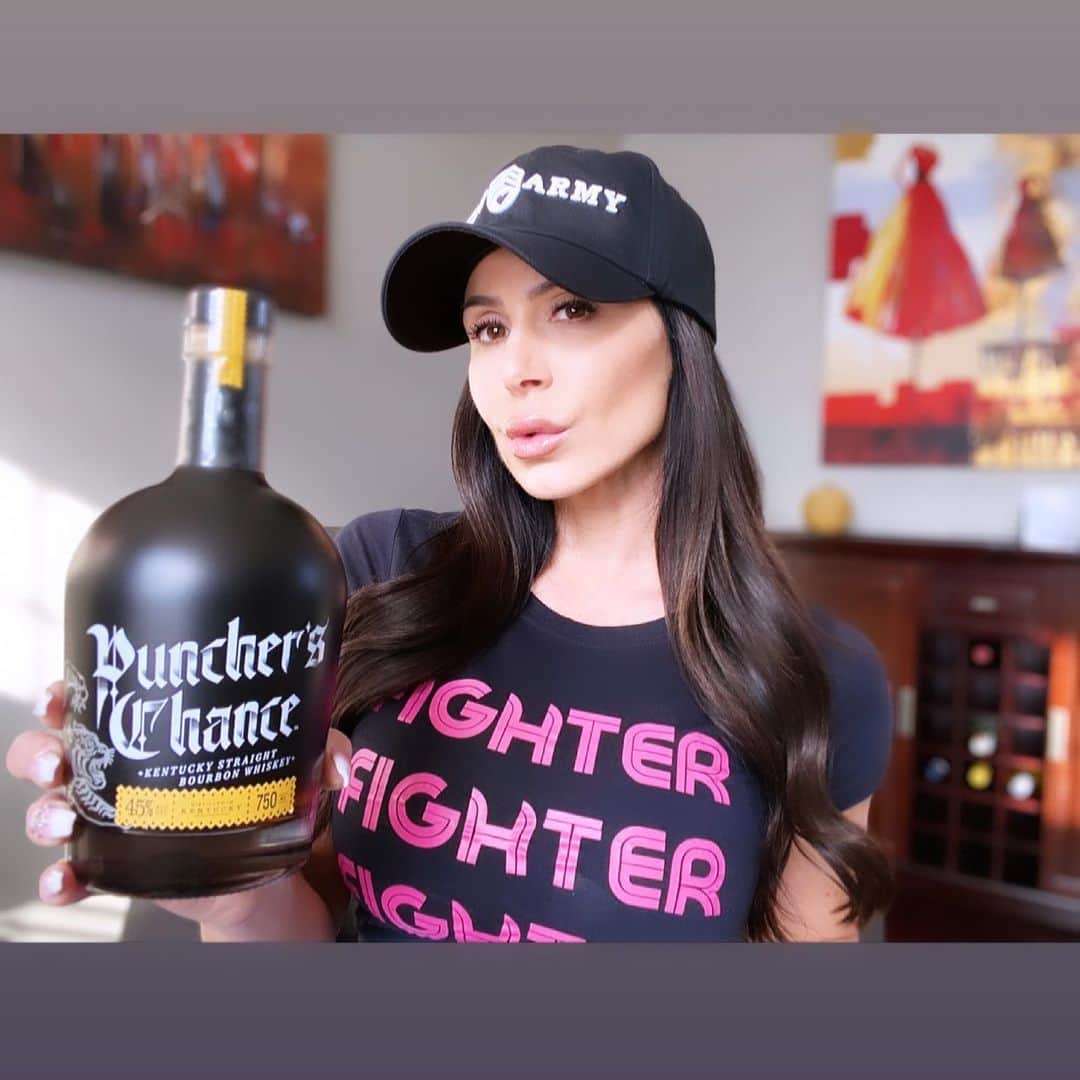 Kendra Lustさんのインスタグラム写真 - (Kendra LustInstagram)「It’s TIME....to get your bottle of @puncherschancebourbon so good 🙌🏻 Thank you @brucebufferufc will be my choice of drink when I watch the #ufc fights 👊🏻 #ThursdayVibes #bourbonwhiskey #youmustbe21todrink」2月26日 1時32分 - kendralust