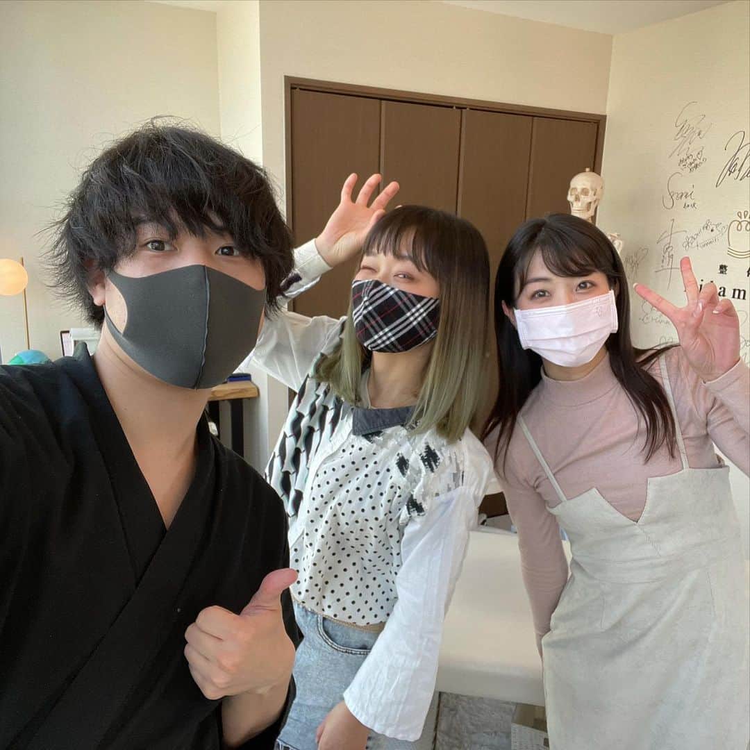 のインスタグラム：「大食いタレントロシアンさん @i_am_hito.chin  アイドル ささらさん　@sasarasekine  . clubhouseで知り合って 時代を感じた🥶笑 . そしてロシアンさんの胃の形が 凄かったよ、、、笑 . #整体Filament #整体 #美容 #小顔矯正 #美容整体 #骨盤矯正 #YouTuber #アイドル #大食い  #ロシアン佐藤  #関根ささら」