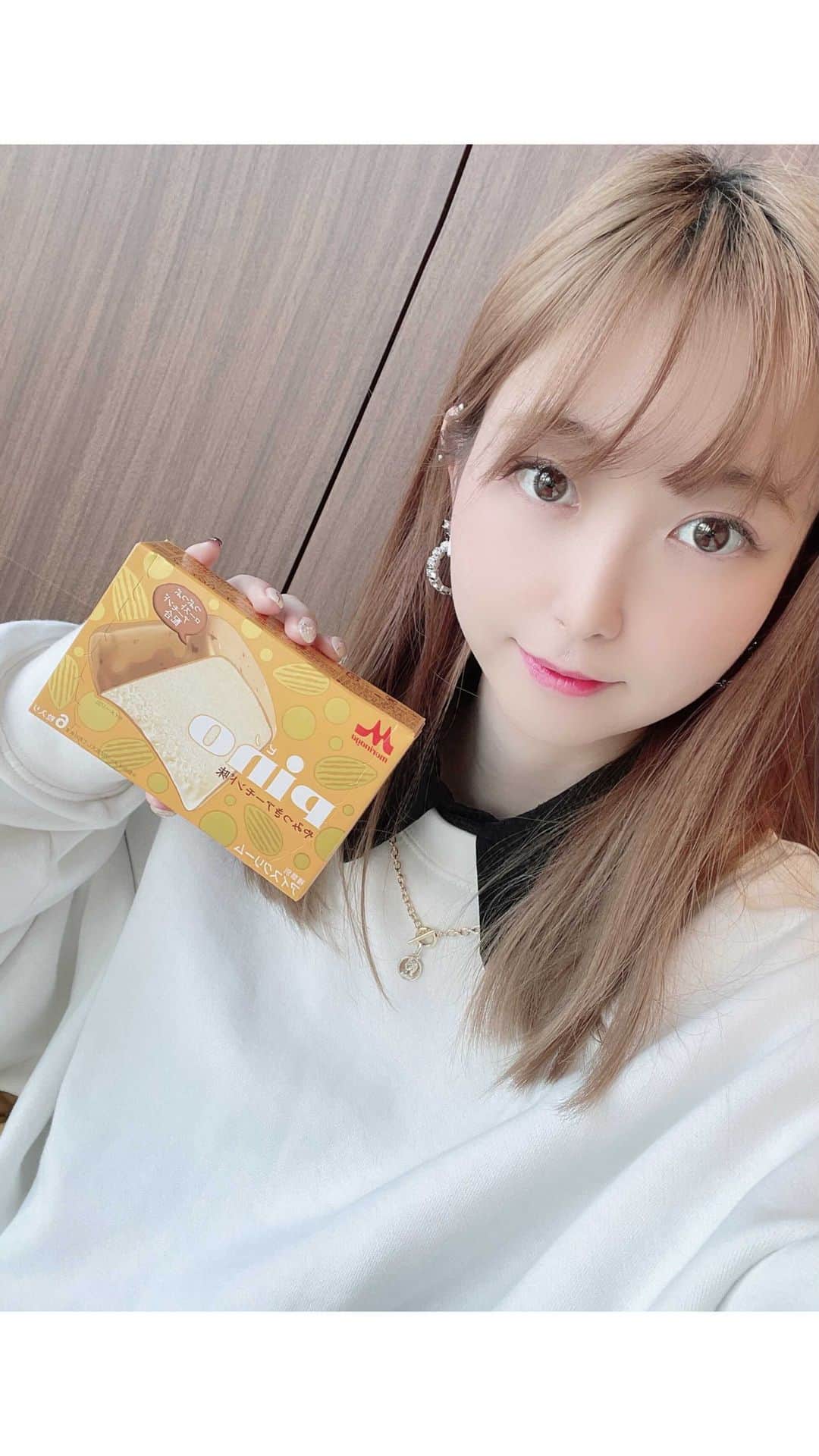 大崎菜々子のインスタグラム：「#ピノ　アーモンド味もう売ってないかと思ったら復活してた😘  アーモンド味大好き❤   #アーモンド #pino #今日のおやつ #甘いもの大好き #アイス #アイス部  #横浜美少女図鑑  #ラジオパーソナリティー #我的最愛  #fashiongram #좋아요 #팔로우미 #오오티디  #패션  #패션스타그램#model #cosplayer #l4l #girl  #cute #instagood #色白女子 #ブルベ夏 #essentials  #makeup #cosmetics」