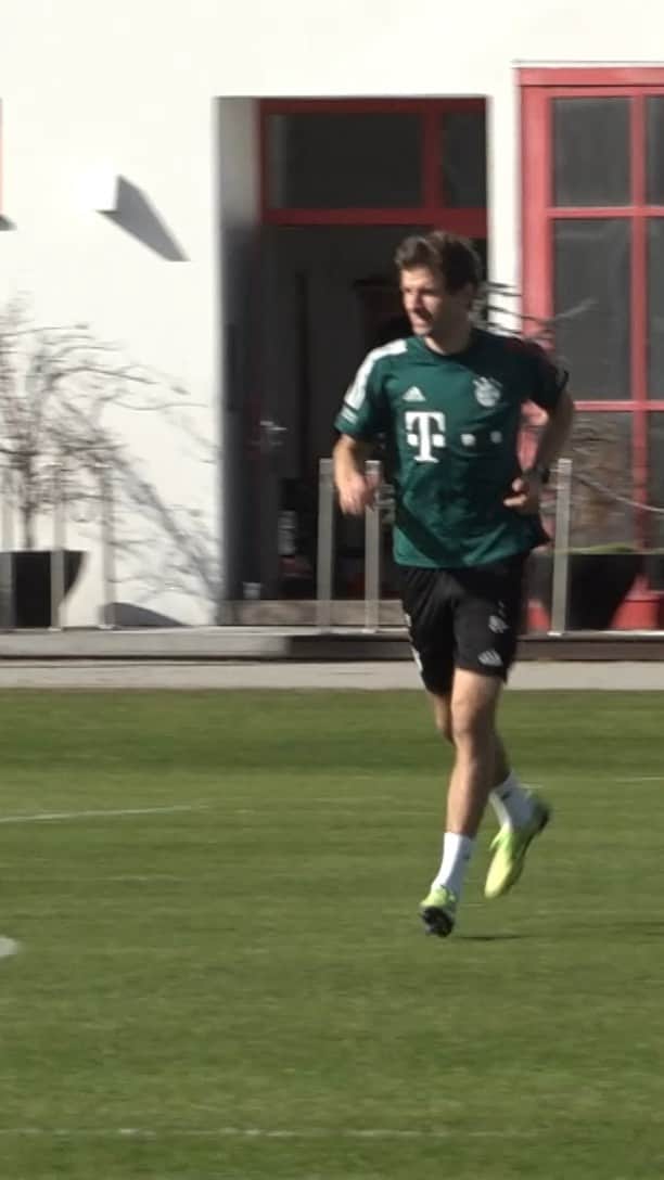 トーマス・ミュラーのインスタグラム：「Such a great feeling to be back on the pitch... :-)  #esmuellert #fcbayern #Covid-19 #training #comeback #ThomasMueller」