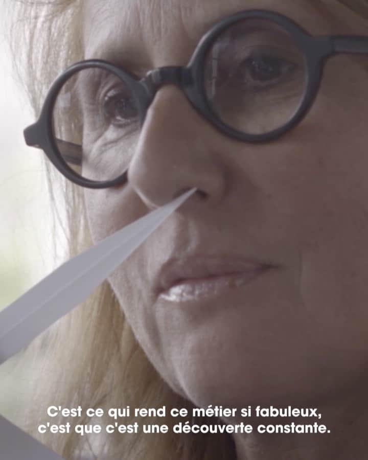 のインスタグラム：「« Ce qui rend ce métier si fabuleux, c'est que c'est une découverte constante. » Christine Nagel, parfumeur d'@hermes, nous emmène dans les coulisses du métier de parfumeur 💛  #SephoraFrance #Hermes」