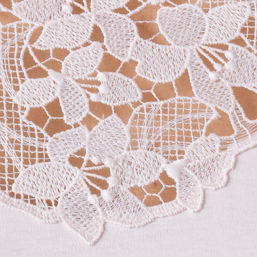 ハンロのインスタグラム：「Made in Austria: the fabric and the embroidery of our "Dorea" collection both come from our home region in Vorarlberg, Austria.   The floral embroidery motif was exclusively created after our designs by @haemmerleandvogel and adds a feminine touch to this timeless cotton collection ✨#hanro #SpringSummer21 #lingerie #nightwear #embroidery #MadeInAustria #MadeInEurope」