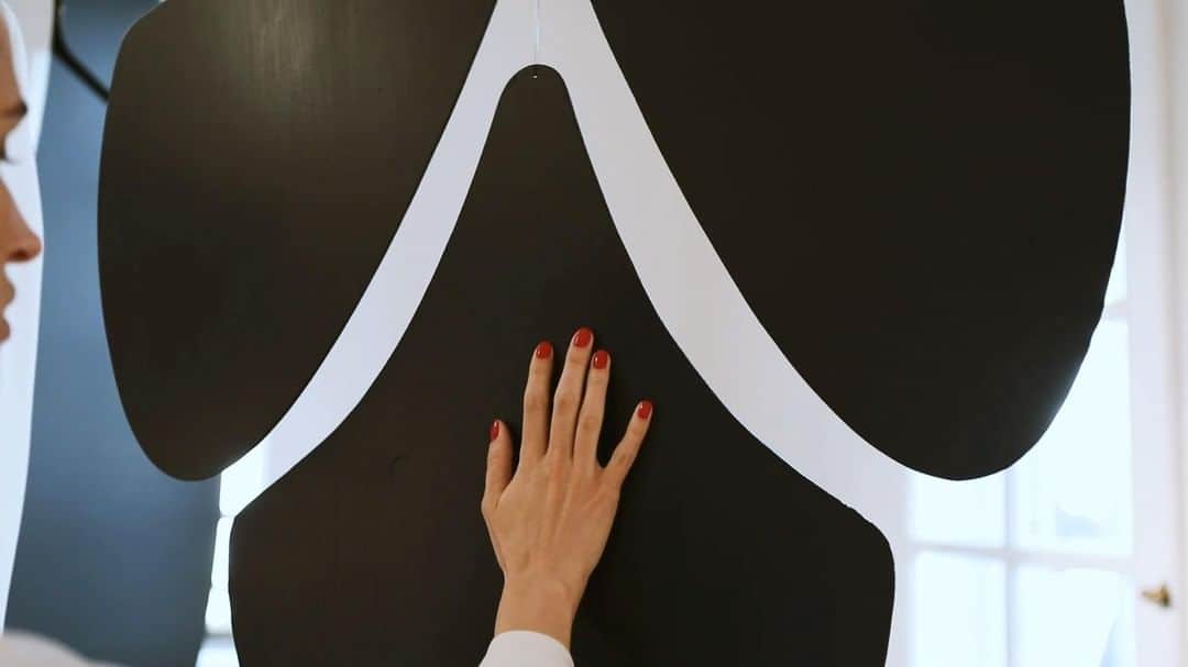 ミラショーンのインスタグラム：「Mila Mobile. Una donna, una galleria d’arte, tre opere. Sensazioni vibranti e impercettibili movimenti, delicati frammenti sonori di geniale presenza. Un fashion film by Marco D'Amico Colonna sonora originale di John B. Arnold ⠀ Mila Mobile. A woman, an art gallery, three artworks. Vibrant sensations and imperceptible movements, delicate sound fragments of a brilliant presence. A fashion movie by Marco D'Amico Original score by John B. Arnold⠀ ⠀ Part 2/3 ⠀ ⠀ #milamobile #fashionmovie #mfw #milanofashionweek #movies」