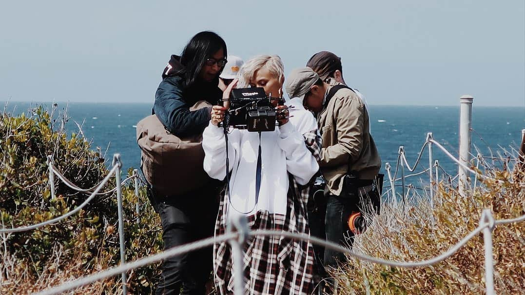 アグネス・モニカのインスタグラム：「My passion other than making music is directing and seeing how my vision comes to life.. 😍  If they knew, the dedication, the DETAAAAAAILS that are put into these videos, me and my team. The 2-hour-sleep, the editing sessions, the coloring sessions, the midnight MEETINGS, and a lot of other shit we do that they probably dont know, just to make sure that everything looks right?? they’d stop complaining about every little thing and start APPRECIATING. 🤷🏻‍♀️ #simplereminder   Anyways, it’s that time again and i’m hyped😎  #AGNEZMO」