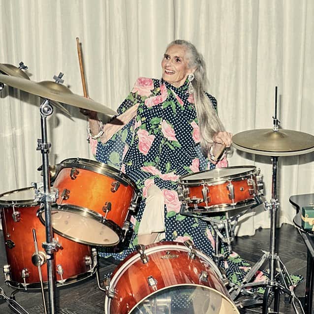 ダフネ・セルフのインスタグラム：「#tbt  Missing trying new things. @harrods #fashion 📸 @julian_broad_studio 💄 @jolorrimermakeup 🧥👠 @stacey_duguid_work  #harrods #julianbroad #silverhair」