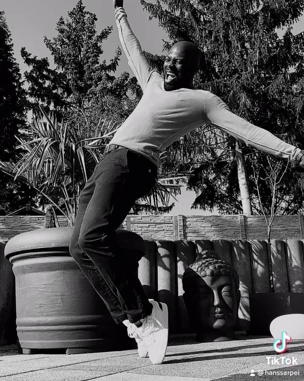 ハンス・サーペイのインスタグラム：「Who’s Bad?  Wer sieht es?  #michaeljackson」