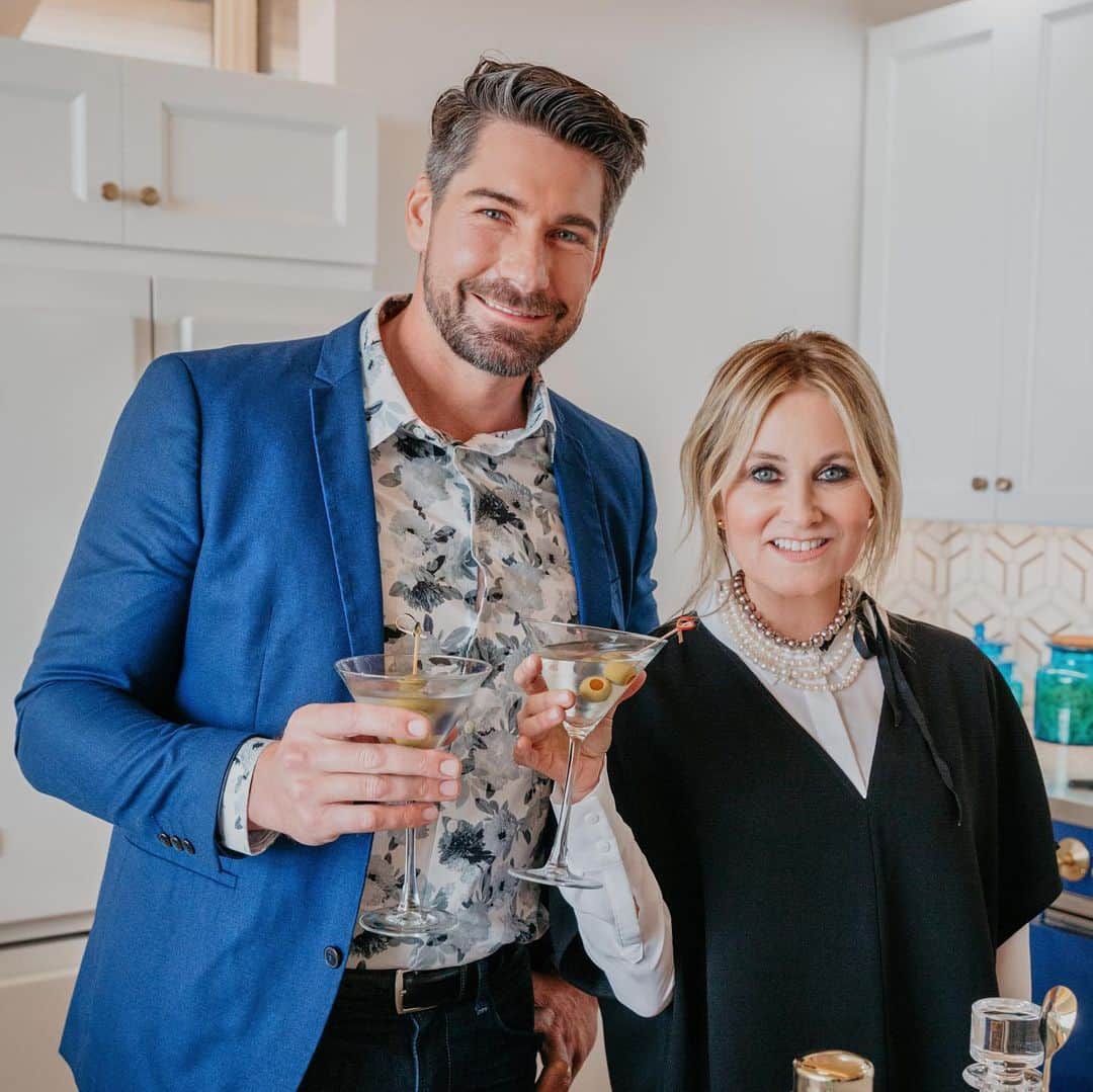 HGTVさんのインスタグラム写真 - (HGTVInstagram)「A Jack-and-Jill shower: it's not what you might think! 🙈🚿 ⁠⁠ This week on HGTV Obsessed… @momccormick7 and @dan_vickery talk about their new show, #FrozenInTime on @discoveryplus ➕  Plus, @mrorlandosoria weighs in on whether carpet is ever the answer. 🙌⁠⁠⁠ ⁠⁠⁠ New episodes of HGTV Obsessed with hosts @katstickler and @stickks__ are available every Thursday wherever you get your podcasts. 🔝 Visit the link in our profile to listen now on Apple Podcasts. ⁠⁠ ⁠⁠ Stream Frozen In Time and Build Me Up on #DiscoveryPlus 📺⁠⁠ ⁠⁠⁠ #HGTVObsessed #podcasts #discoveryplus #buildmeup #streamwhatyoulove」2月26日 2時02分 - hgtv