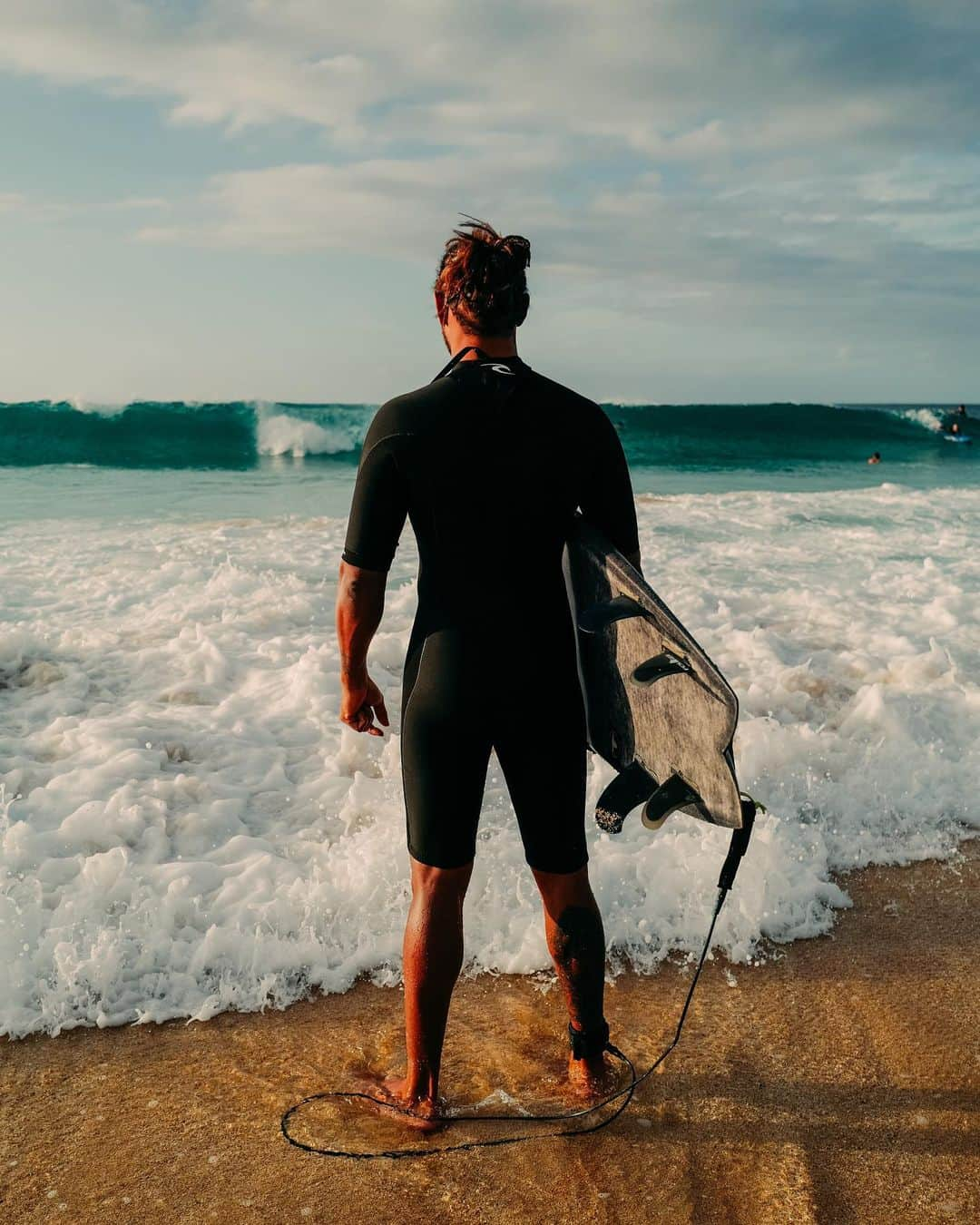 ルイス・ハミルトンさんのインスタグラム写真 - (ルイス・ハミルトンInstagram)「Surfing is one of my favorite sports— outside of racing. I love sitting out beyond the waves, feeling the ocean around me, it makes me appreciate the power that’s around us everyday. Emotionally and physically this has been a challenging break, but the opportunity to get in the waves has cleared my mind and opened me up to the beauty around us.   I hope to one day surf everyday. Catching that perfect wave and riding it into the sunset. This is me speaking it into existence. If you have a dream, don’t let anybody tell you you can’t achieve it. Manifest those dreams by putting your all into it and never giving up.」2月26日 2時02分 - lewishamilton