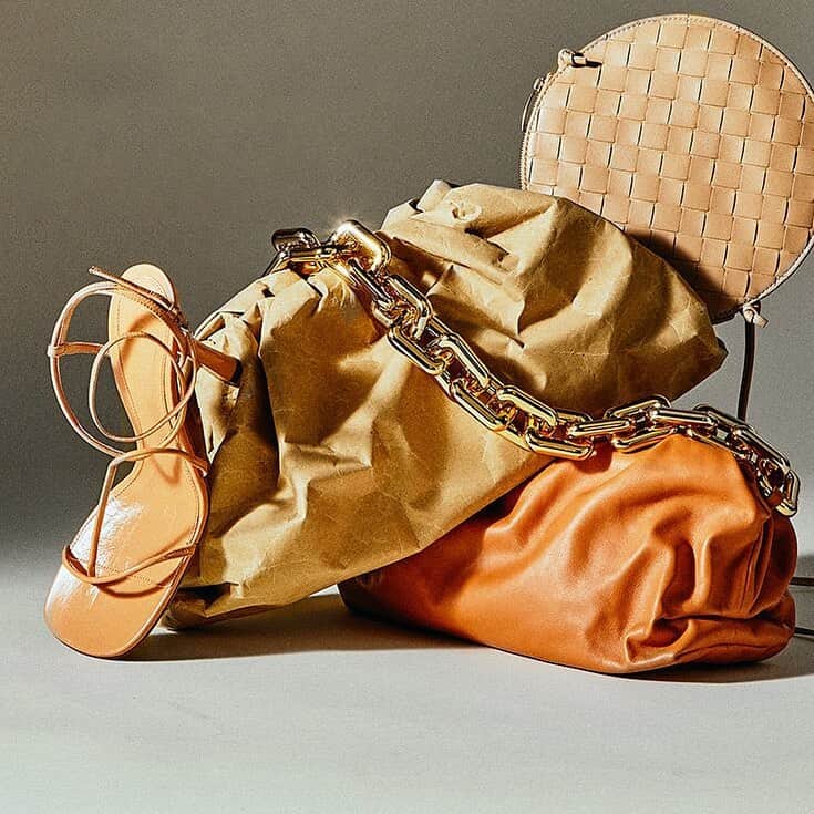 GILTのインスタグラム：「There’s a reason everybody’s talking about #BottegaVeneta. Tap to shop $699 sandals and more.」