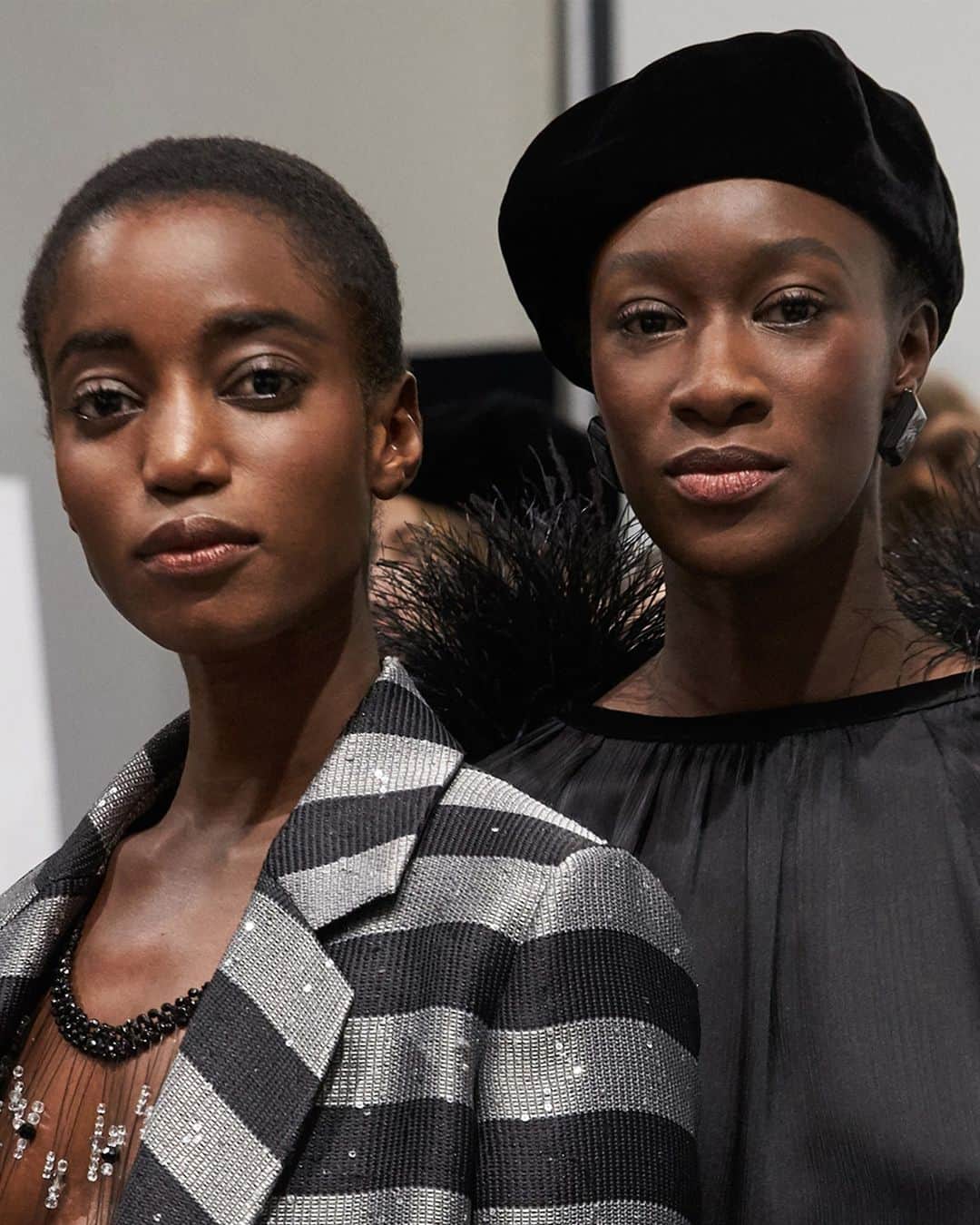 Armani Beautyさんのインスタグラム写真 - (Armani BeautyInstagram)「Backstage beauty. An effortless makeup look complements the eclectic and metropolitan #EmporioArmani womenswear and menswear Fall/Winter 21-22 collection.   “Simple, fresh makeup, we wanted everyone to look uncomplicated, young and free.” Linda Cantello, Giorgio Armani international makeup artist.   #Armanibeauty #makeup #mfw #EmporioArmani @emporioarmani」2月26日 1時58分 - armanibeauty