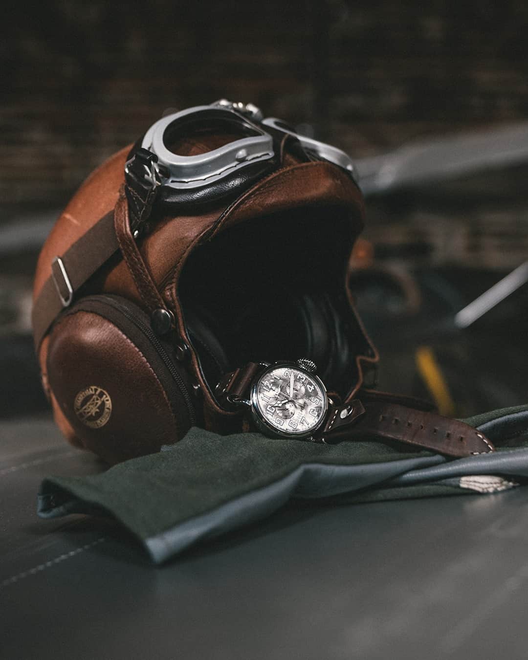 ゼニスのインスタグラム：「#PilotType20: The pioneering aviation spirit is strong with this one. The Pilot Type 20 Chronograph Silver Edition is crafted in 925 sterling silver that will develop a darker patina over time, complementing the textured metallic dial with rivets.」