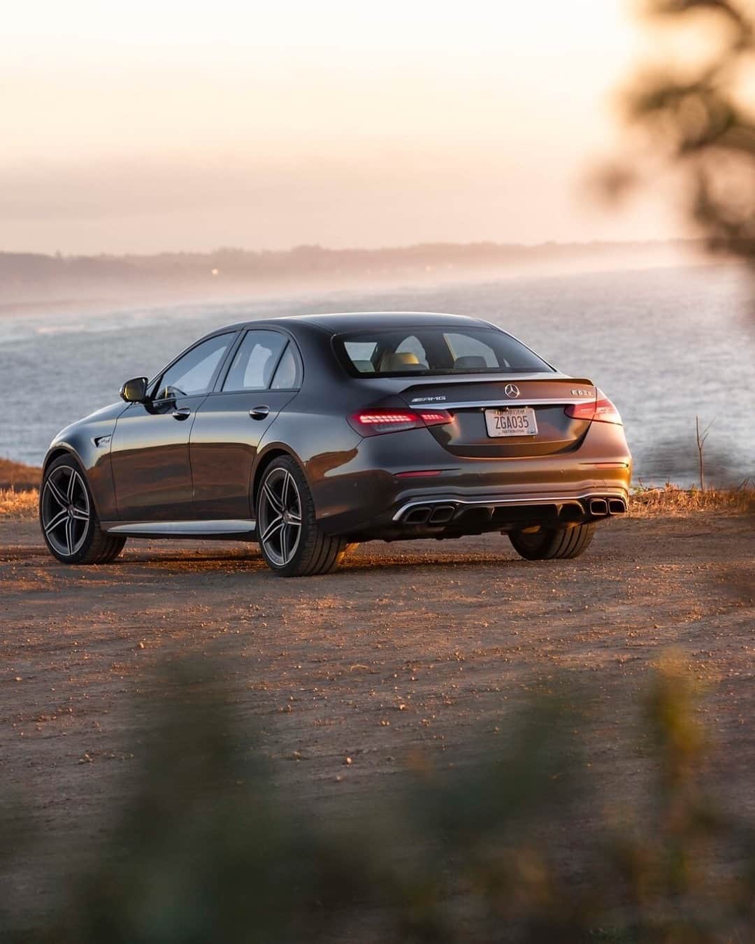 Mercedes AMGのインスタグラム：「[Kraftstoffverbrauch kombiniert: 11,6 l/100 km | CO₂-Emissionen kombiniert: 267 g/km | amg4.me/efficiency-statement | Mercedes-AMG E 63 S 4MATIC+ Limousine]  Always gets the mood just right.   📷 @capitolsunset  #DrivingPerformance #MercedesAMG #E63」