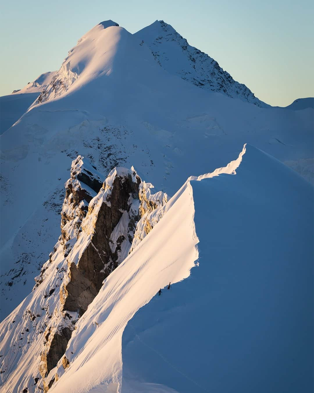 Mammutさんのインスタグラム写真 - (MammutInstagram)「Sunrise on the way to the summit has to be one of the best things ever! 🤩  Tell us in the comments about your favourite outdoor moment!   #Mammut_Swiss1862 #skimo #sunrise #mountaineering」2月26日 2時00分 - mammut_swiss1862