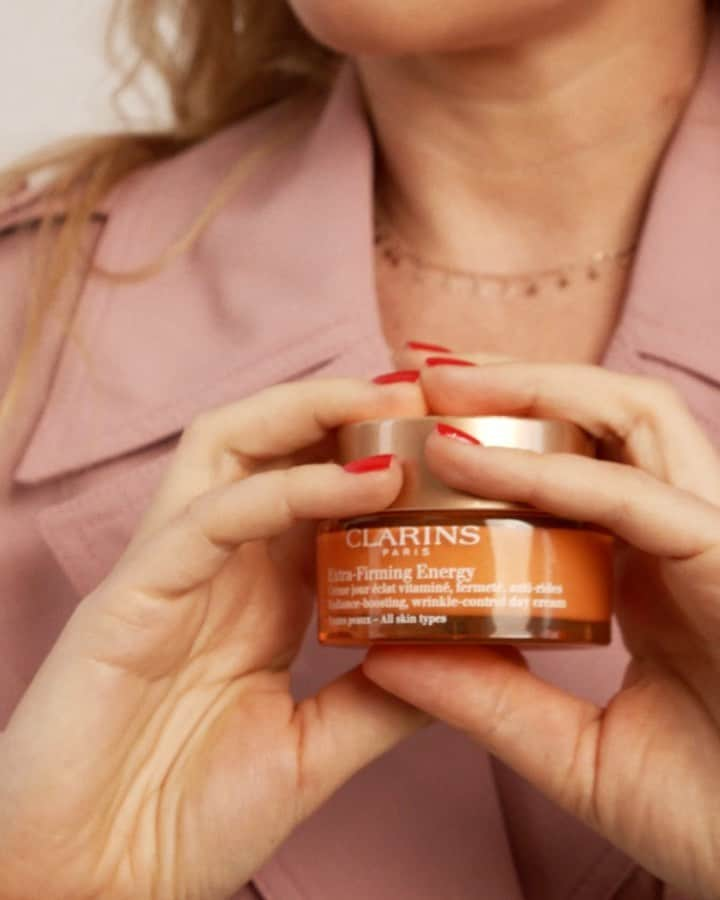 Clarins Russiaのインスタグラム：「Энергия находится повсюду: в воздухе, в нас и там, где мы. Именно так думает телеведущая и блогер Мария Ивакова @maria_ivakova ✨ Девушка особенно любит заряжаться энергией в путешествиях и считает своими местами силы Бали, Непал, Перу, Индию и Японию 😍   Чтобы кожа выглядела отдохнувшей, словно вы только что вернулись из отпуска, используйте регенерирующий крем для любого типа кожи Extra-Firming Energy: он сделает кожу здоровой, упругой и сияющей.  #clarinsenergy」