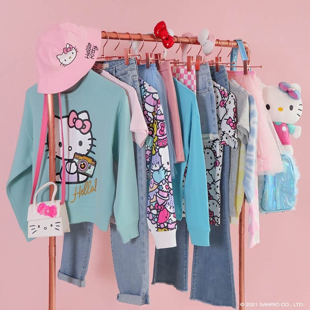 Hello Kittyのインスタグラム：「Supercute style must-haves 💞🎀 Shop the exclusive #HelloKitty girls collection in select stores and online at @forever21. Link in bio!」