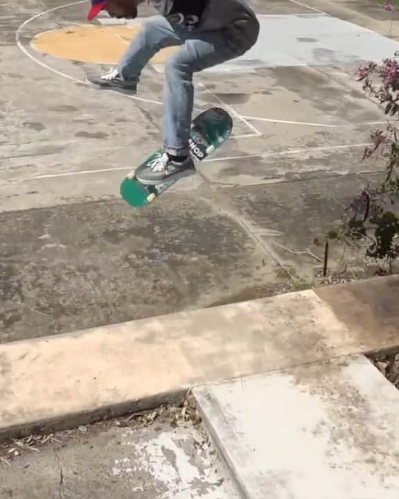 マニー・サンティアゴのインスタグラム：「💓 Varial Heels 🤘🏽🤣 📹: @cesar_vi」