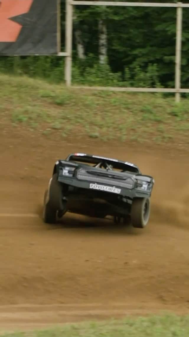 ケン・ブロックのインスタグラム：「I love a good power slide wheelie! My @MonsterEnergy and @ToyoTires teammate @KyleLeDuc99 (7x Pro4 Off-Road Champion) with some impressive throttle control, showing the proper way to steer with the rear wheels. Nicely done Kyle! #offroadhoonage」