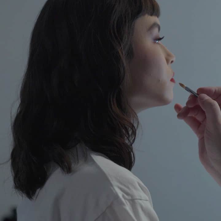 Dior Makeupのインスタグラム：「WE WEAR ROUGE FOR BOLDNESS “The past year I’ve been working a lot with Maryel, we’ve done long and intense shooting days, and her positive, calm vibe reflects on everyone. She’s a true gem and can crack you up when you least expect it.” - @peterphilipsmakeup, Creative & Image Director of Dior Makeup. Shot by @leonsdale Makeup by @peterphilipsmakeup Hair by @josephpujalte Nails by @elsadeslandes • CAPTURE TOTALE SUPER POTENT SERUM DIOR FOREVER 1N & 2W DIOR FOREVER SKIN CORRECT 1.5N DIORSHOW BROW STYLER 004 Black DIORSHOW MAXIMIZER 3D DIORSHOW ICONIC OVERCURL 090 Black ROUGE BLUSH 999 5 COULEURS COUTURE 689 Mitzah DIOR BACKSTAGE GLOW FACE PALETTE 001 Universal DIOR CONTOUR 846 Concorde ROUGE DIOR 840 Rayonnante DIOR VERNIS 849 Rouge Cinéma • #diormakeup #rougedior #wewearrouge」