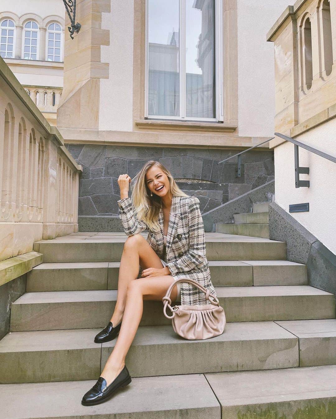 ソフィア・ミロシェヴィッチのインスタグラム：「Hello people!💛I would love to show you my favorite bag lately! Its @margee_bags !💛If you are looking for something fashion and chic and affordable @margee_bags  is a bag for you💛」