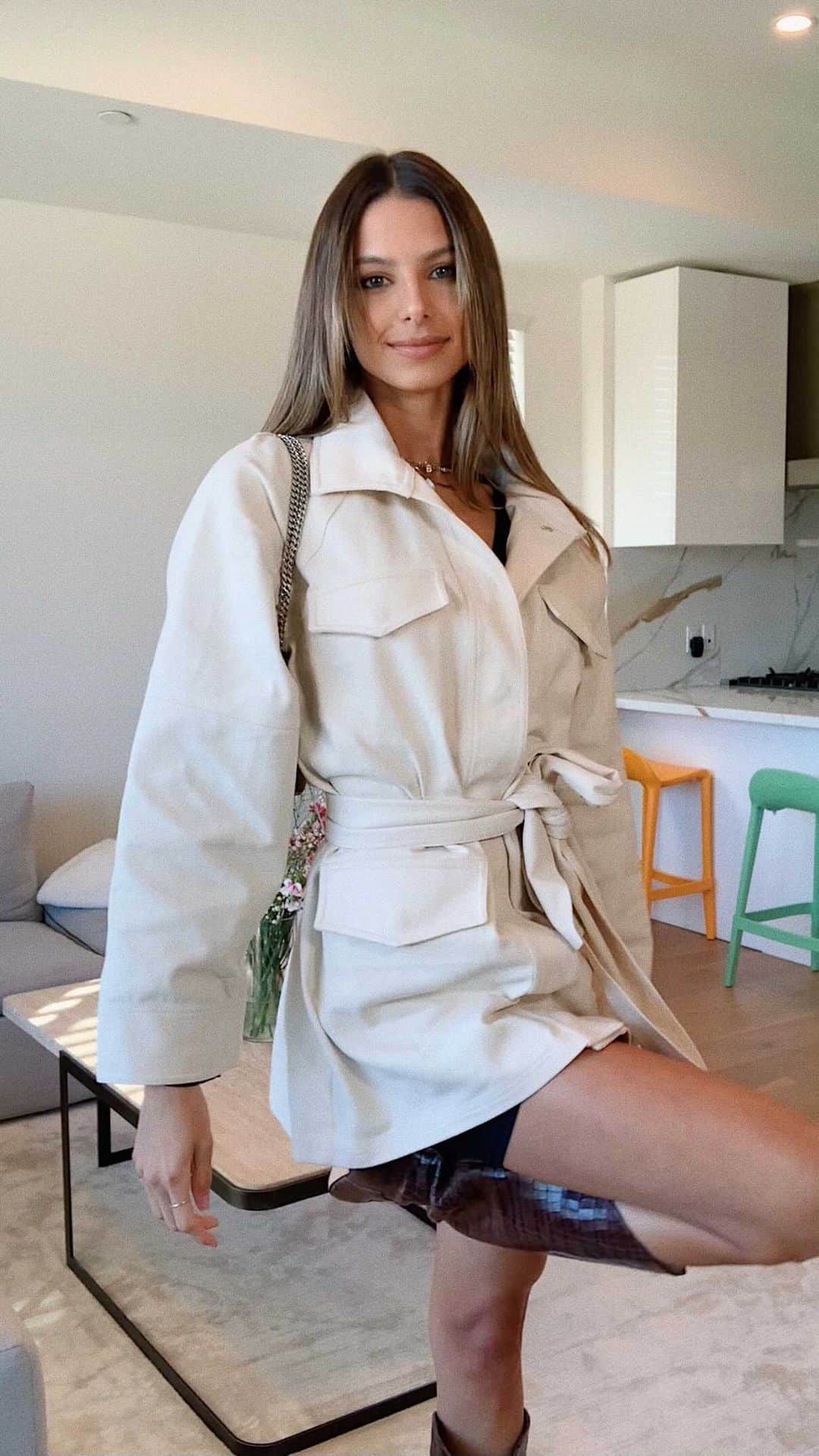 ブルーナ・リリオのインスタグラム：「Get ready with me 🤍✨   @revolve #revolve #REVOLVEinbloom」