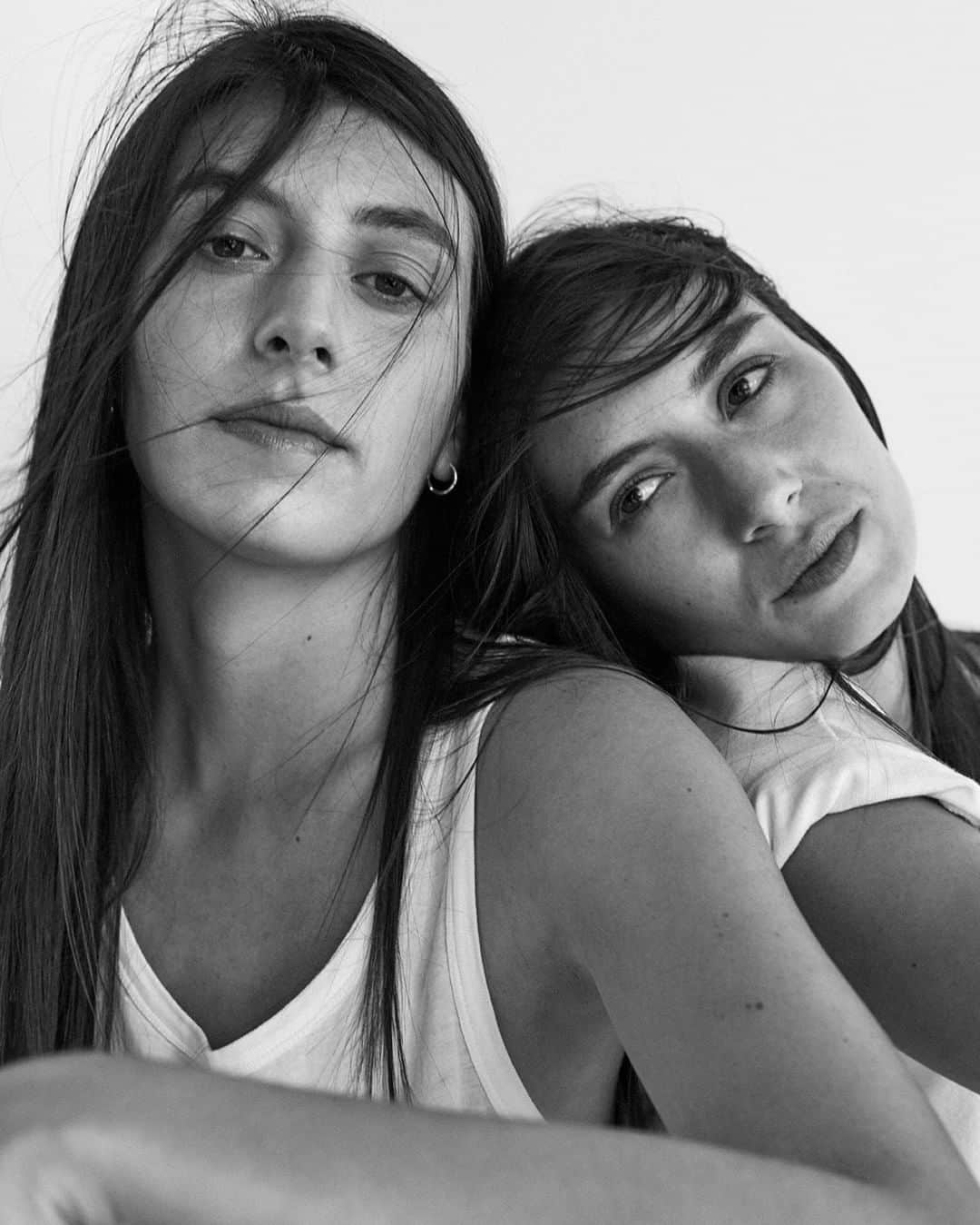 アメリカンビンテージのインスタグラム：「🇺🇸 Shooting "ordinary" people also means dealing with the unexpected - and the extraordinary. Here are Margaux and Amélie, two twin sisters we met in Marseille, in our white cotton vest and T-shirt. __ 🇫🇷 Shooter des personnes "ordinaires", c'est aussi s'exposer à l'imprévu. Et donc, à l'extraordinaire. Ici, Margaux et Amélie, deux soeurs jumelles, croisées à Marseille, dans notre débardeur et t-shirt de coton blanc. . #womenswear #americanvintage #SS21」