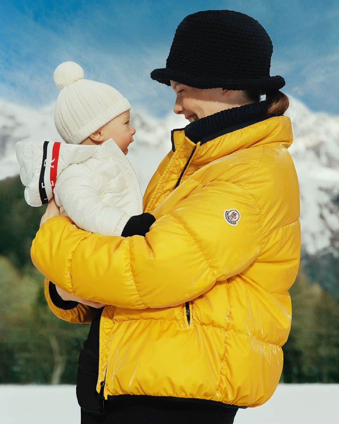 モンクレールのインスタグラム：「Bundle of joy.   “We were lucky to be in the Alps at a time when the slopes were completely deserted,” notes photographer @KotoBolofo. “It was nature at its quietest and most haunting— and to see it that way was like seeing the place again for the first time, in wonder, like with the eyes of a child.”   #MonclerVoices #MonclerEnfant」