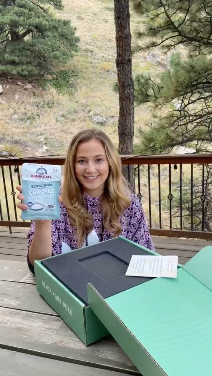 のインスタグラム：「- which is a lean, protein-filled shelf-stable tuna pouch (spork included), ideal for throwing in to my pack for days outside. I find it tough to get enough protein during the day, especially when I’m climbing outside, so I am always excited by new ways to make it easy and appealing. Having enough protein is really important to maintain proper nutrition for recovery and performance. All of Bumble Bee’s tuna products are wild caught, and they come in flavors like Lemon & Pepper, Spicy Thai Chili, Jalapeno and Cracked Pepper & Sea Salt. For more information on your specific snack, use the Trace My Catch feature on BumbleBee.com. #YesBumbleBee」