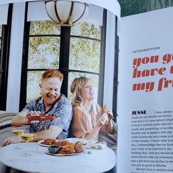 ジェシー・タイラー・ファーガソンのインスタグラム：「I made a commercial for my book @foodbetweenfriends. You Preorder it now! Available everywhere March 9!」