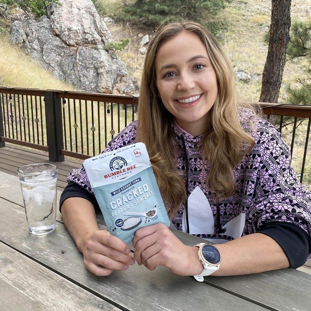 のインスタグラム：「As someone who loves bringing snacks to the crag and having deliciously nutritious fuel, this @bumblebeefoods pouch is awesome. It is a lean, protein-filled tuna pouch (that comes with a spork!) and has 16g of lean protein per pouch. Getting enough protein throughout my day has been a really important part of my recovery. Having simple ways like this pouch make it easy to meet my protein needs; which also make me feel more satiated during longer hours outside. #YesBumbleBee」
