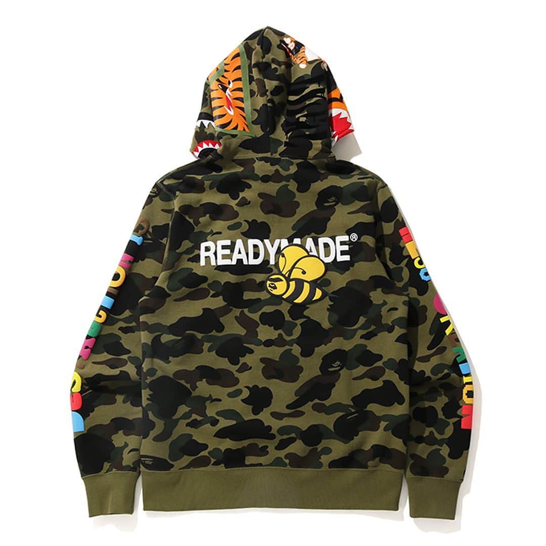 HYPEBEASTさんのインスタグラム写真 - (HYPEBEASTInstagram)「@hypebeaststyle: @readymade_official and @bape_us have come together for another special collection. Leading the five-piece capsule is READYMADE‘s take on BAPE's signature 1ST CAMO SHARK FULL-ZIP HOODIE and matching SWEAT SHORTS. Graffiti-marked long-sleeve T-shirts, short-sleeve T-shirts emblazoned with an illustration of a shark in a flying DeLorean, and a 3-PACK TEE set, complete the concise capsule. The collection will be available on February 27.⁠⁠ Photo: READYMADE/BAPE」2月26日 2時26分 - hypebeast