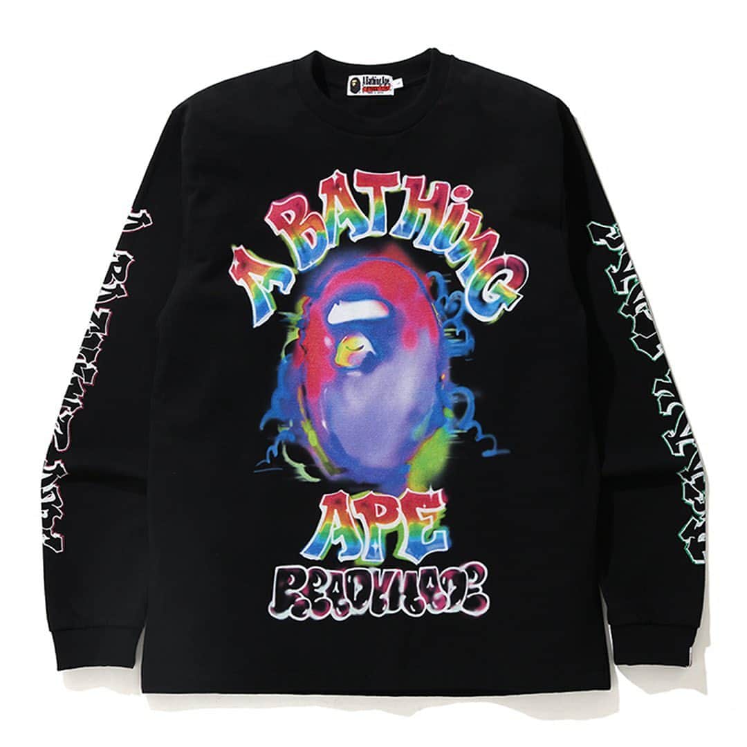 のインスタグラム：「@hypebeaststyle: @readymade_official and @bape_us have come together for another special collection. Leading the five-piece capsule is READYMADE‘s take on BAPE's signature 1ST CAMO SHARK FULL-ZIP HOODIE and matching SWEAT SHORTS. Graffiti-marked long-sleeve T-shirts, short-sleeve T-shirts emblazoned with an illustration of a shark in a flying DeLorean, and a 3-PACK TEE set, complete the concise capsule. The collection will be available on February 27.⁠⁠ Photo: READYMADE/BAPE」
