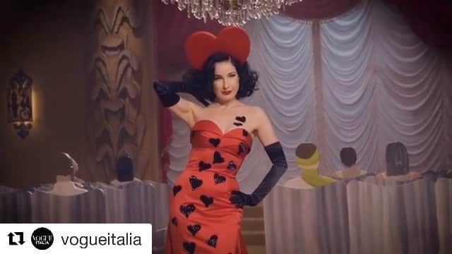アンナ・デッロ・ルッソのインスタグラム：「Watch this #VogueExclusive video at the @Moschino Autumn-Winter 2021 Show by @itsjeremyscott ❤️❤️❤️featuring all the brand’s darlings: @DitaVonTeese, @WinnieHarlow, @PreciousLeexoxo, @JoanSmalls. “I wanted to conceptually update late 30s technicolor film with my casting choices in this loving homage to the beauty and glamour of old Hollywood” reveals #Moschino’s creative director @itsJeremyScott. “I cast some of my muses and close friends as ladies who come to the salon to see the show.” #repost @vogueitalia」